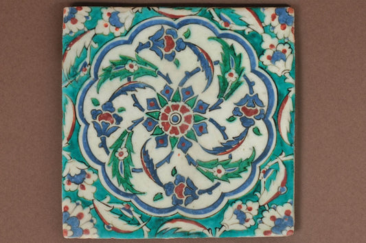 Osmanlı Sanatının Gizemli Dünyası: Merkezi Motiflerin Sırları - İznik Mavi Çini