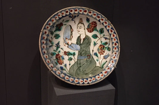 Türk Çinilerinde İnsan Figürleri - İznik Mavi Çini