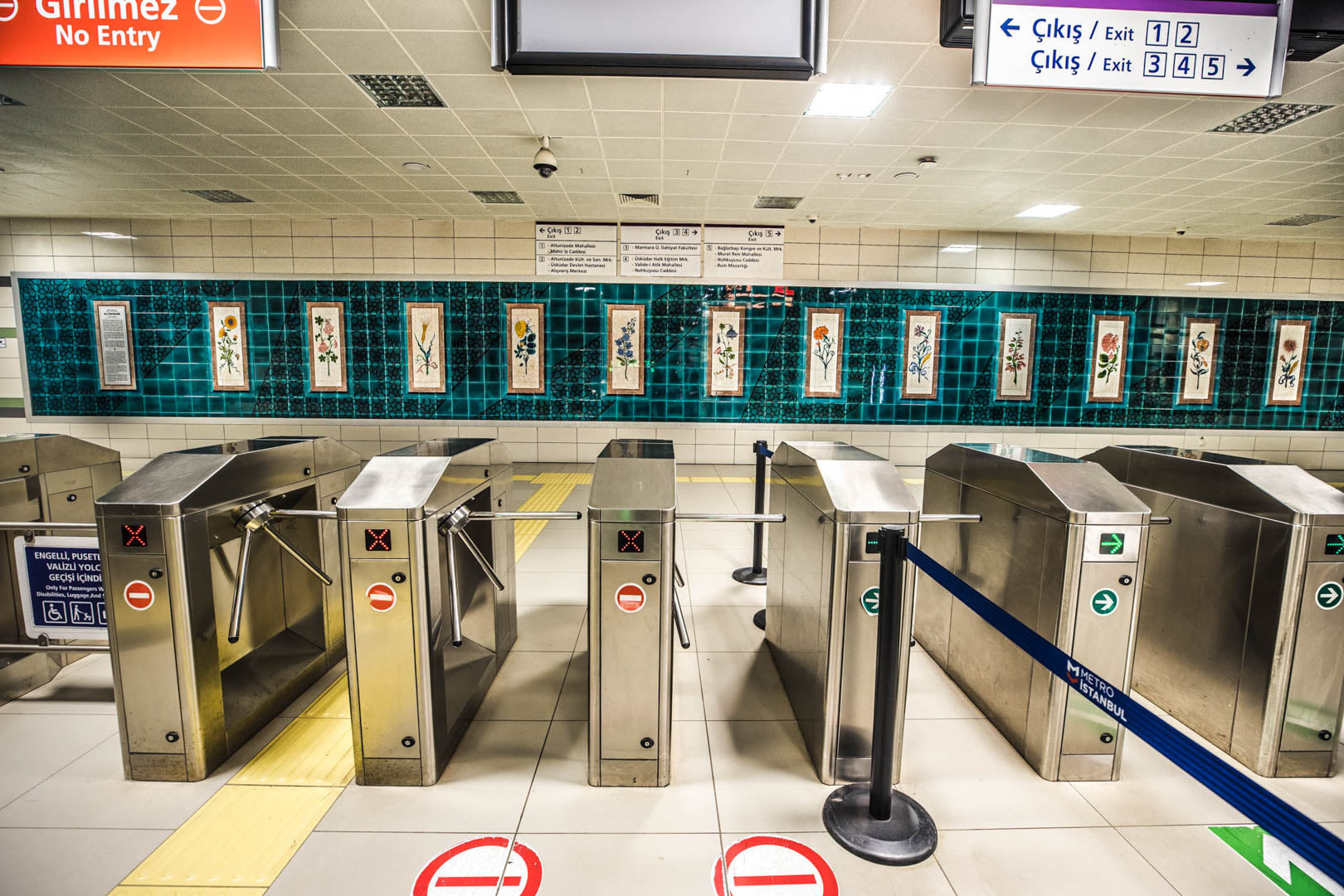 İstanbul Bağlarbaşı Metrosu İznik Çini Panosu