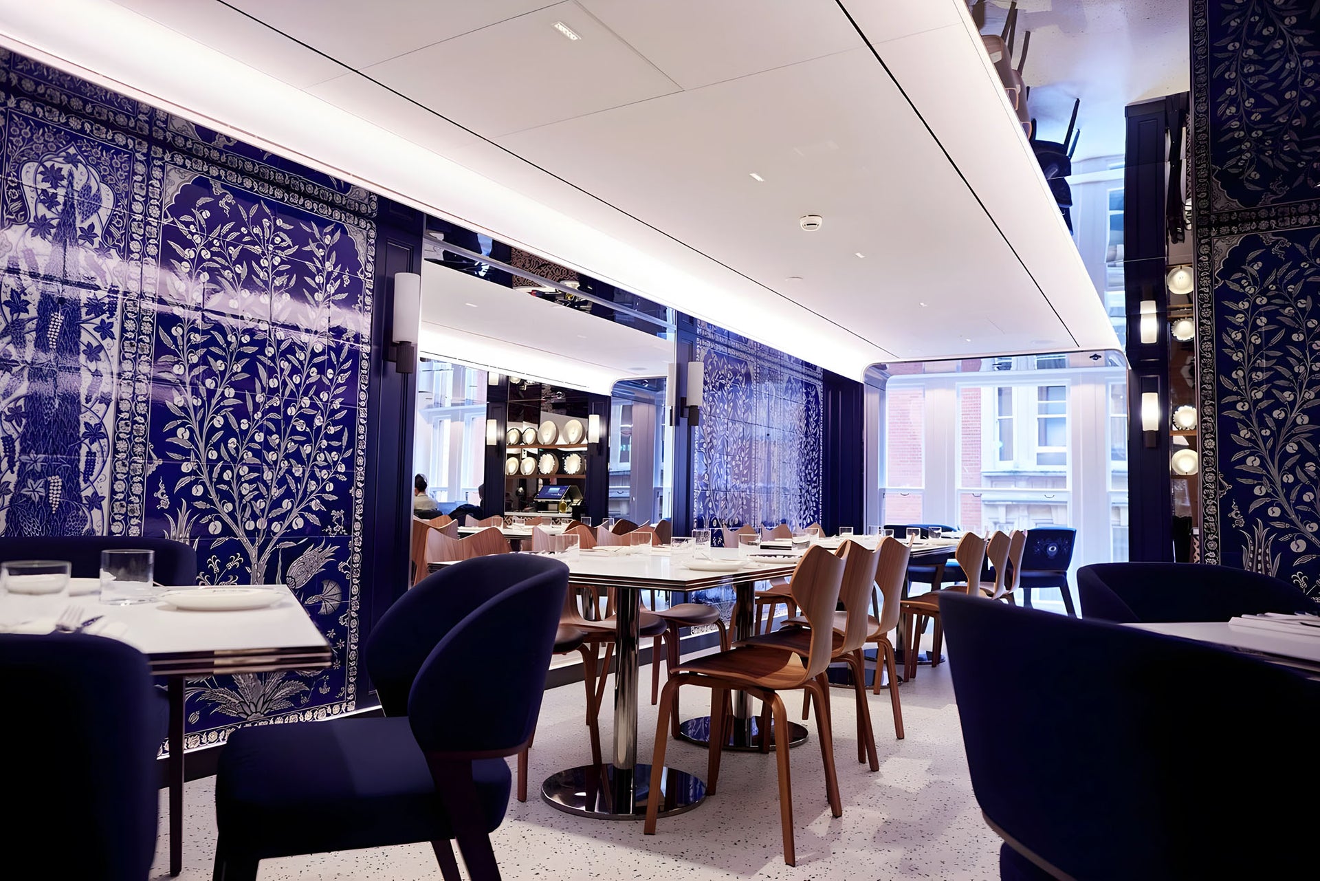 Em Sherif at Harrods Londra İznik Çini Projesi
